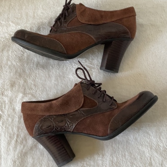 Naturalizer Brown Heels with Brogue Detailing Victorian - Picture 4 of 8